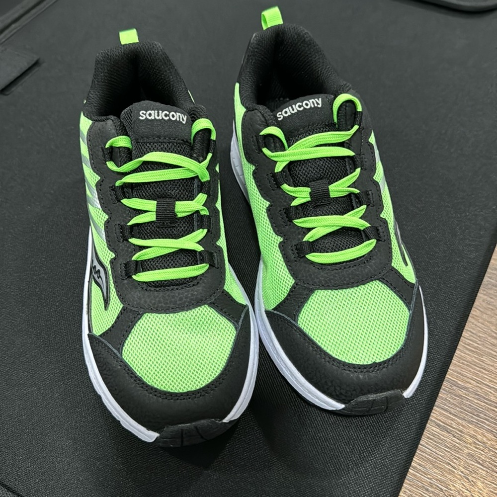 Brand New Saucony Kids Sz 3.5 Youth